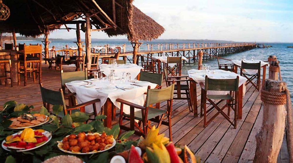 Buffet sur la terrasse de l'établissement à Zanzibar