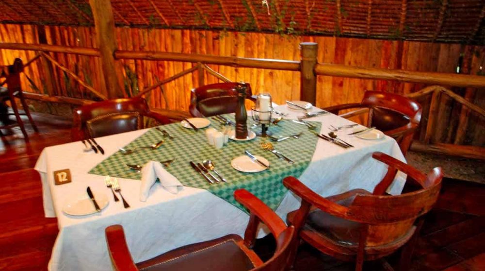 Une table au restaurant dans le Masai Mara