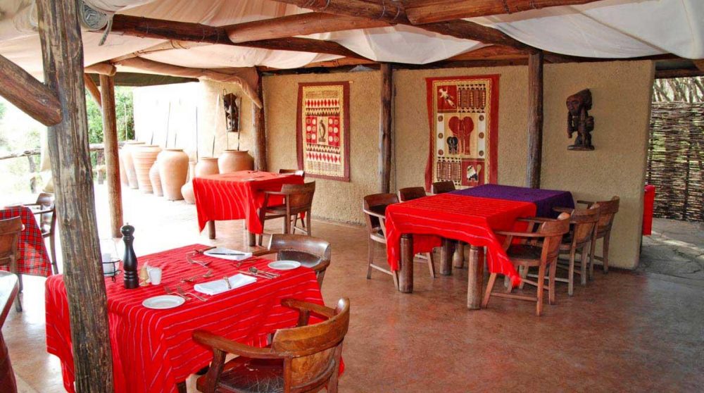 Déjeuner sur la terrasse au Kenya