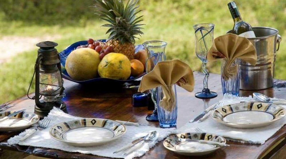 Déjeuner dans le jardin dans le Masai Mara