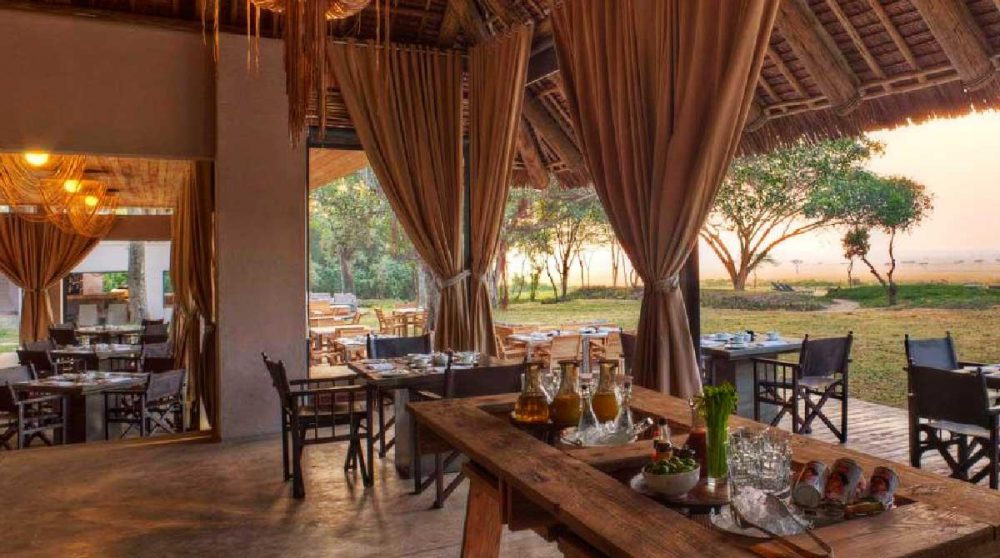 Le restaurant ouvert sur la terrasse au Kenya