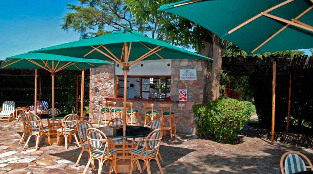Le bar de la piscine dans le Masai Mara