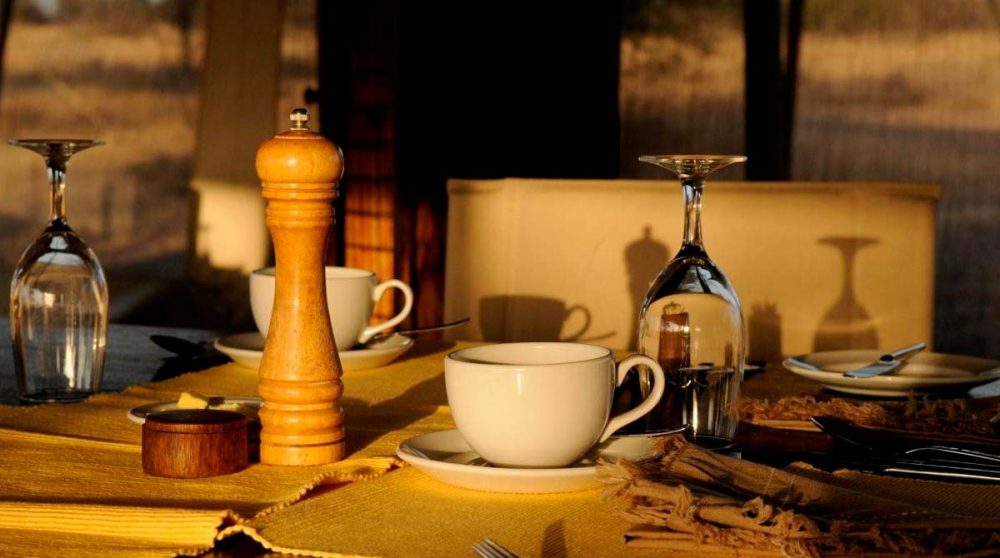 Une table pour dîner dans le Serengeti