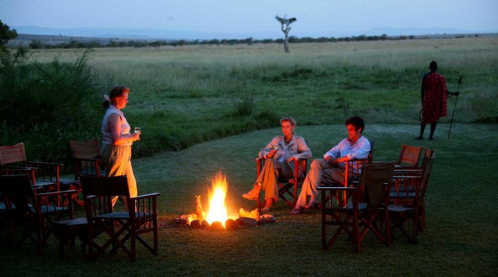 Un feu de camp dans le jardin dans le Masai Mara