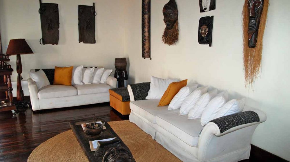 Canapés dans le salon en Tanzanie