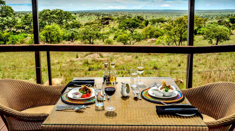 Déjeuner avec vue sur la savane en Tanzanie