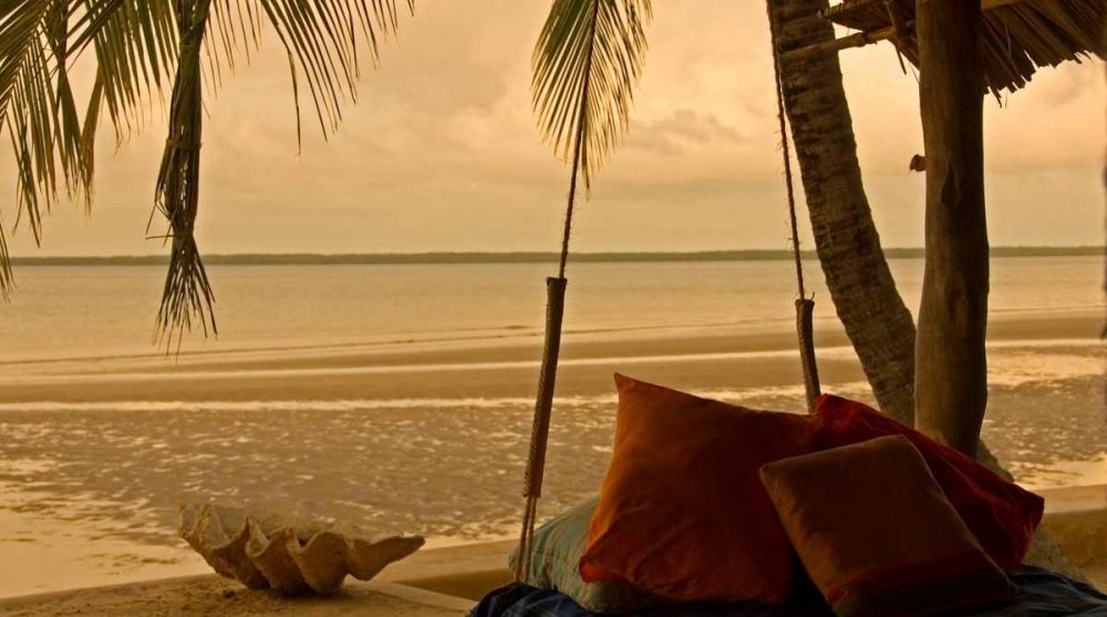 Coucher de soleil sur la plage sur l'île de Lamu