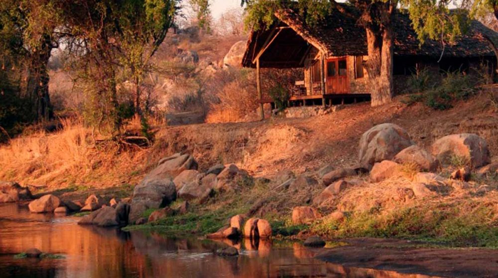 Coucher de soleil sur la rivière en Tanzanie