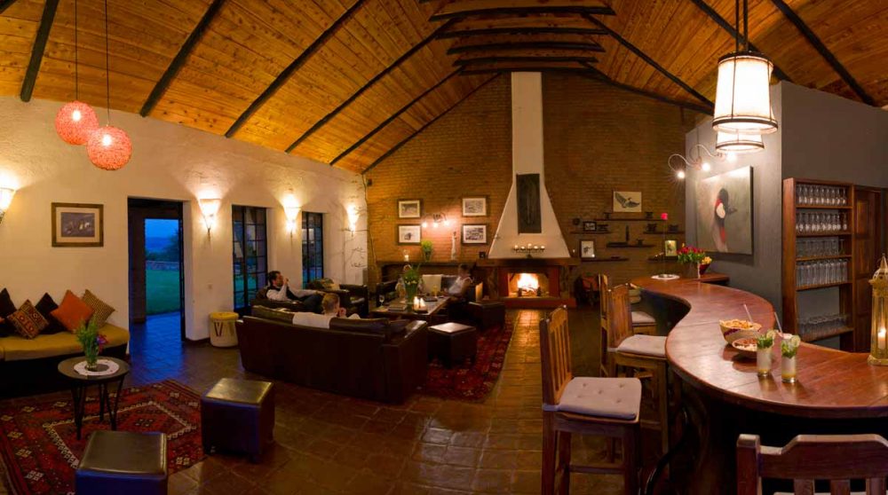 Vue nocturne du lodge dans le cratère du Ngorongoro