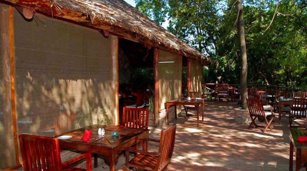 Tables à l'extérieur dans le Masai Mara