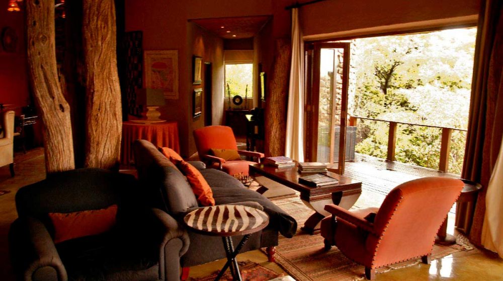 Le salon avec un balcon à Madikwe