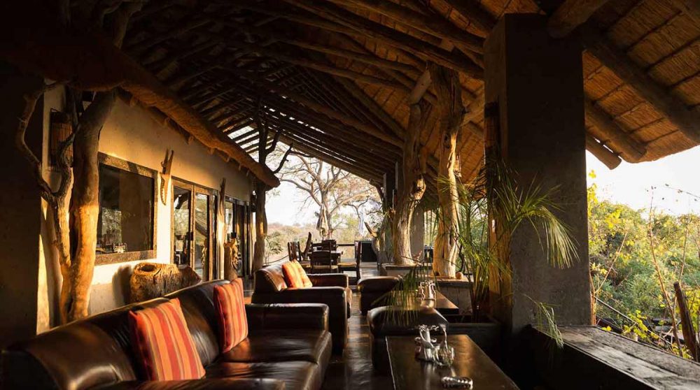 La grande terrasse couverte devant le salon