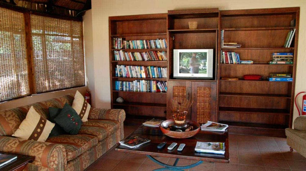 Un salon avec télévision à Thornybush