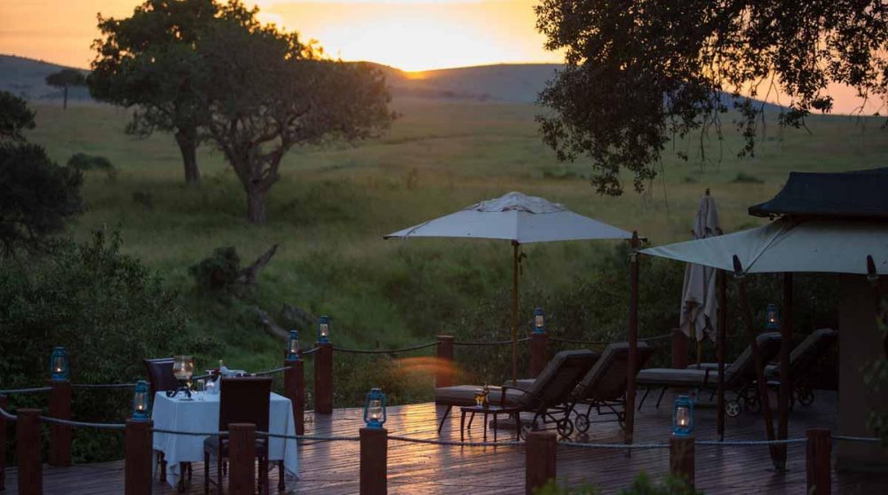 Dîner romantique sur une terrasse au Kenya