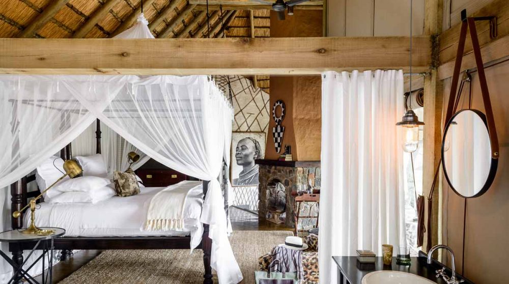 La chambre et son lit à baldaquin