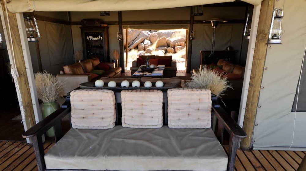 Banquette sur la terrasse à Namib