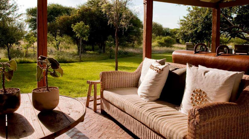 Un canapé sur la terrasse à Madikwe