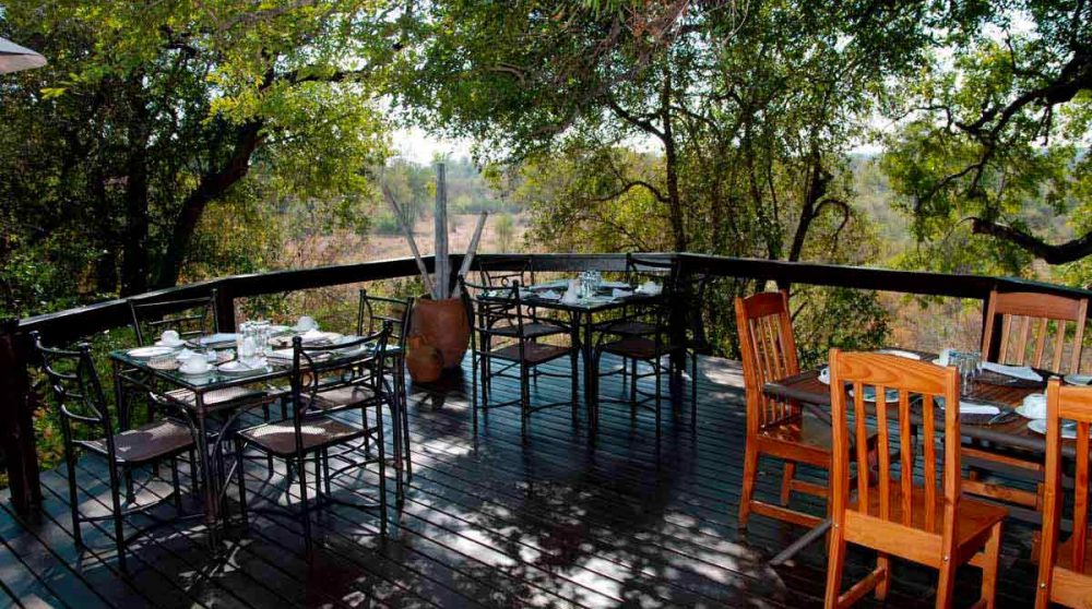 Table sur la terrasse à Sabi Sand