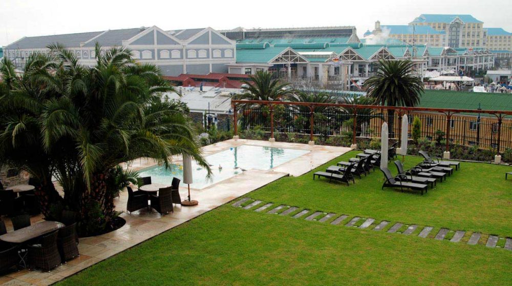 Le jardin avec la piscine au Cap