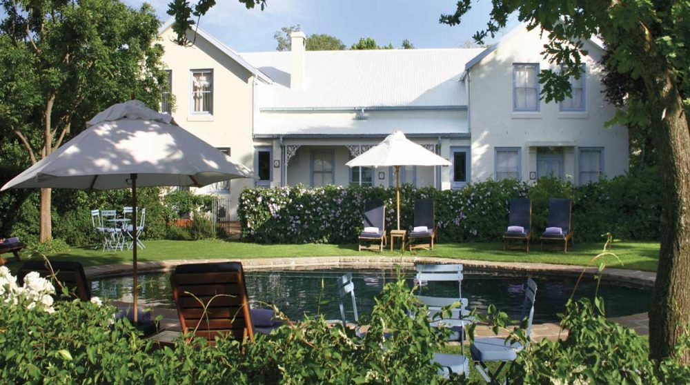 La piscine avec l'hôtel en fond à Franschhoek