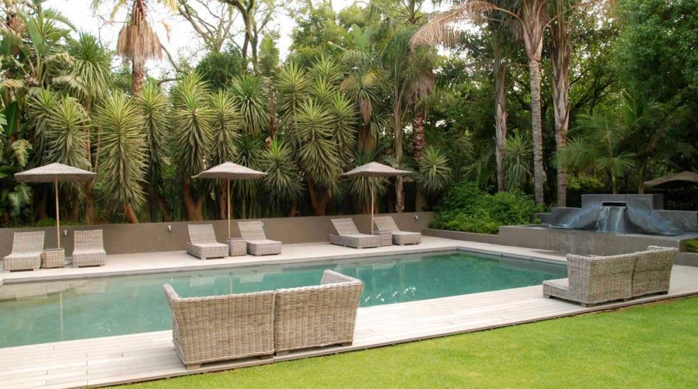 Chaises longues au bord de la piscine à Johannesburg