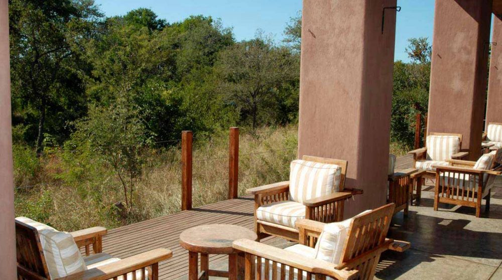 Fauteuils sur la terrasse en Afrique du Sud