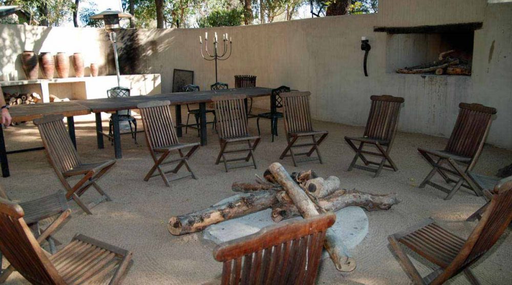 Installation pour une soirée avec un feu à Sabi Sand