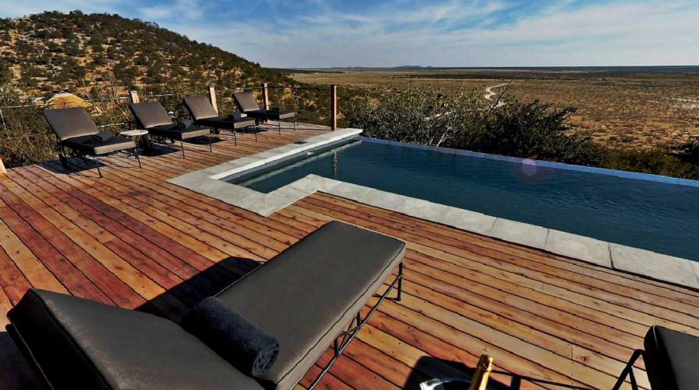 Chaises longues au bord de la piscine à Etosha