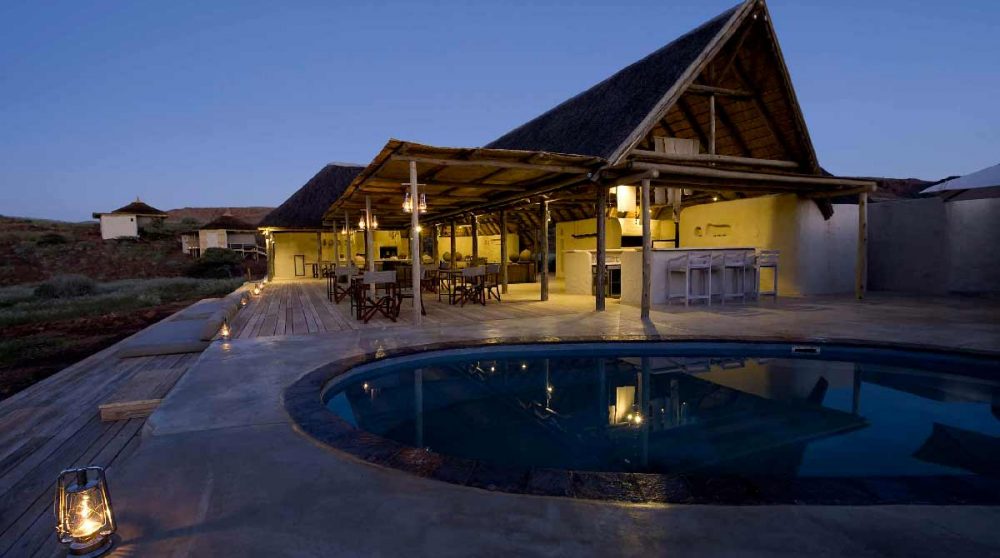 La piscine éclairée la nuit dans le Damaraland
