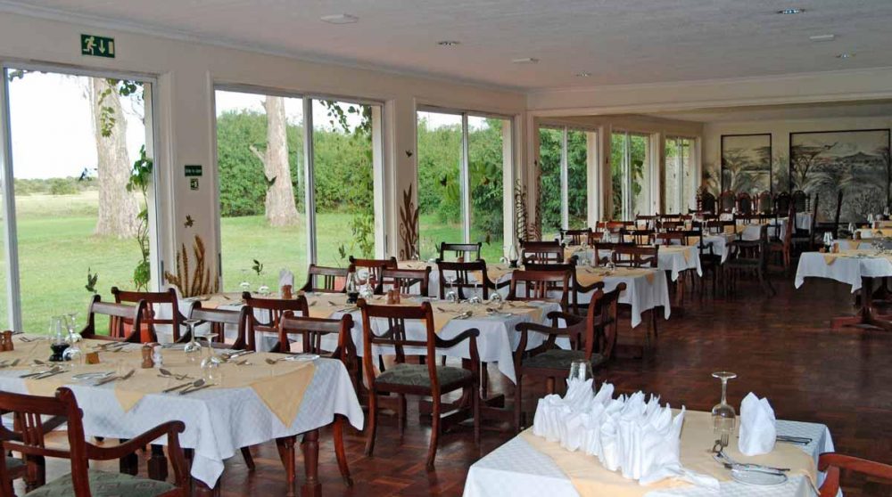 Le restaurant avec la vue le jardin à Old Pejeta