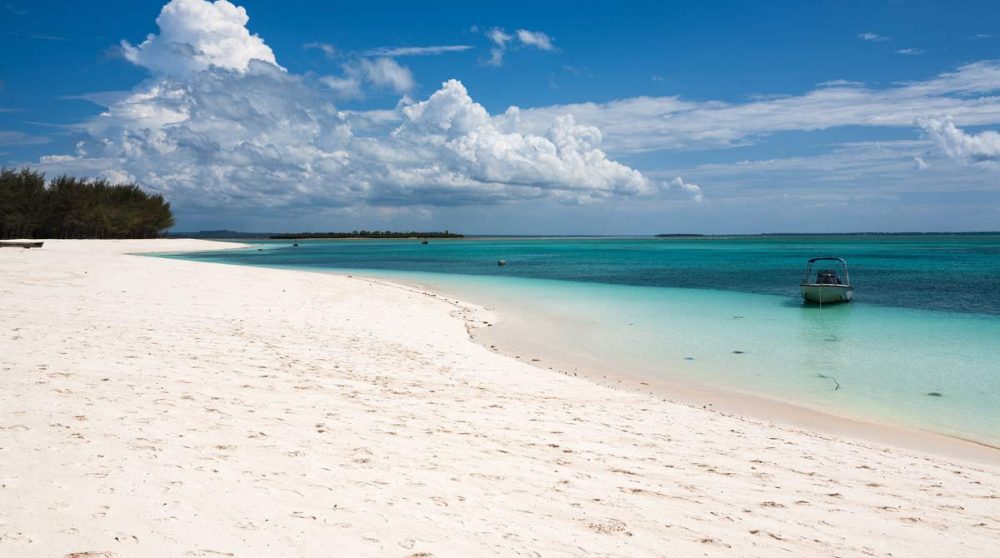 Une plage de sable blanc à Zanzibar