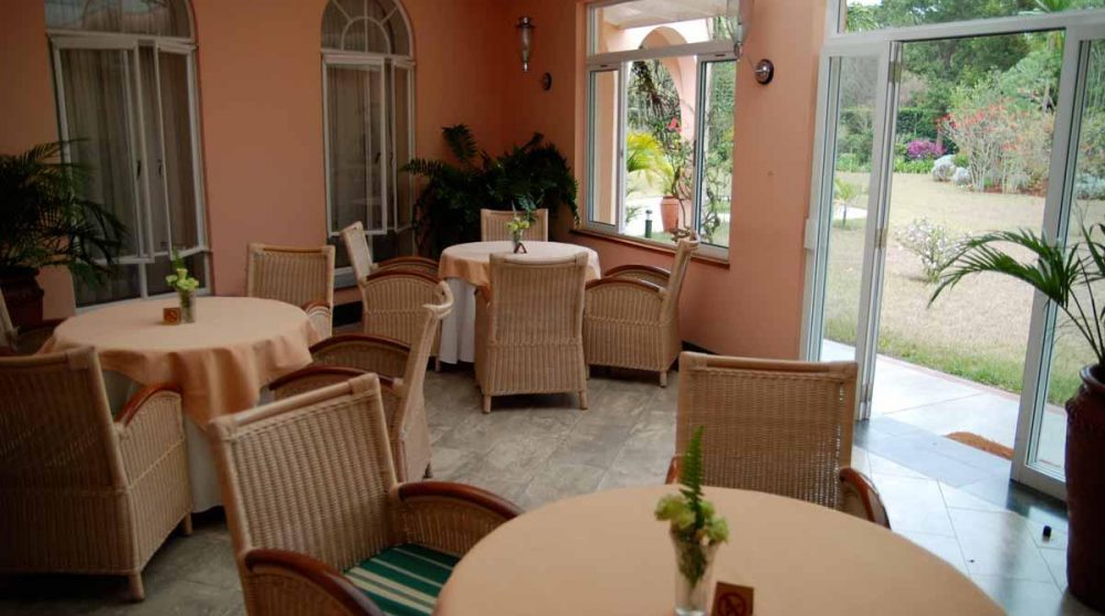 Le restaurant avec vue sur le jardin à Nairobi