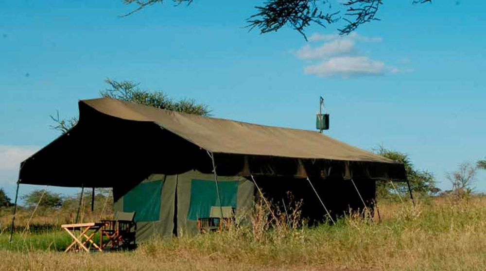 Extérieur d'une tente dans le Serengeti