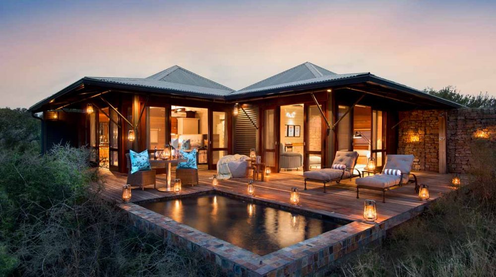 Vue extérieure d'une Suite avec sa terrasse et sa petite piscine