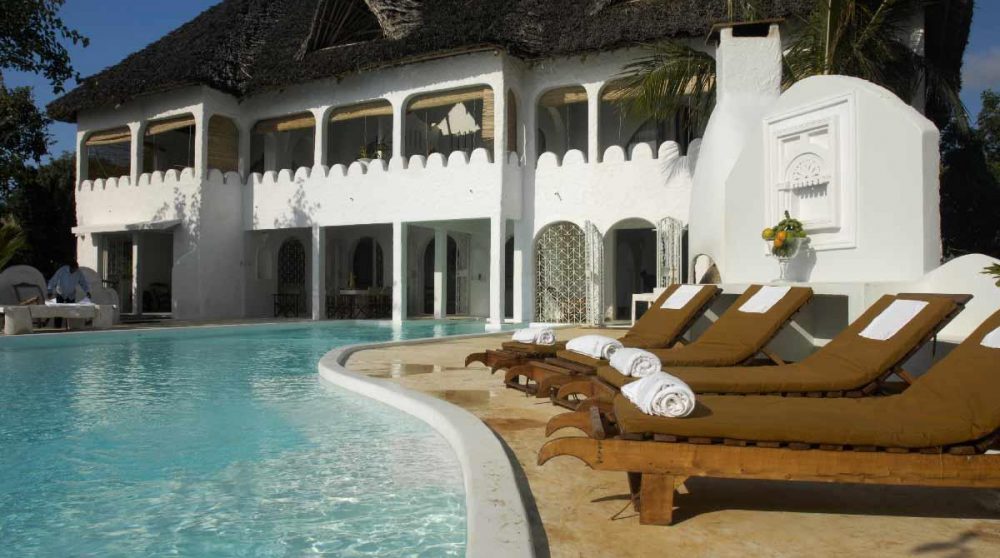 La piscine de l'établissement à Mombasa