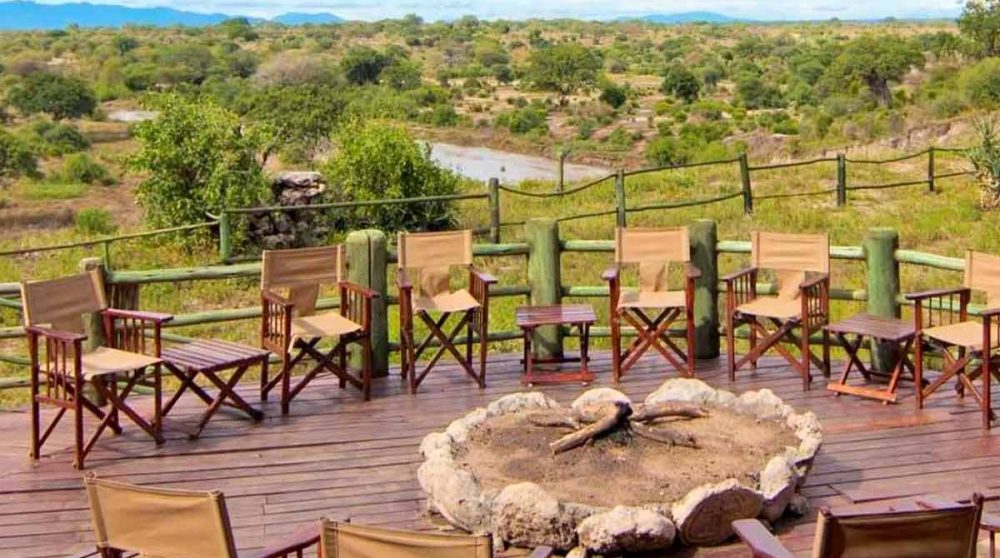 Fauteuils autour d'un feu