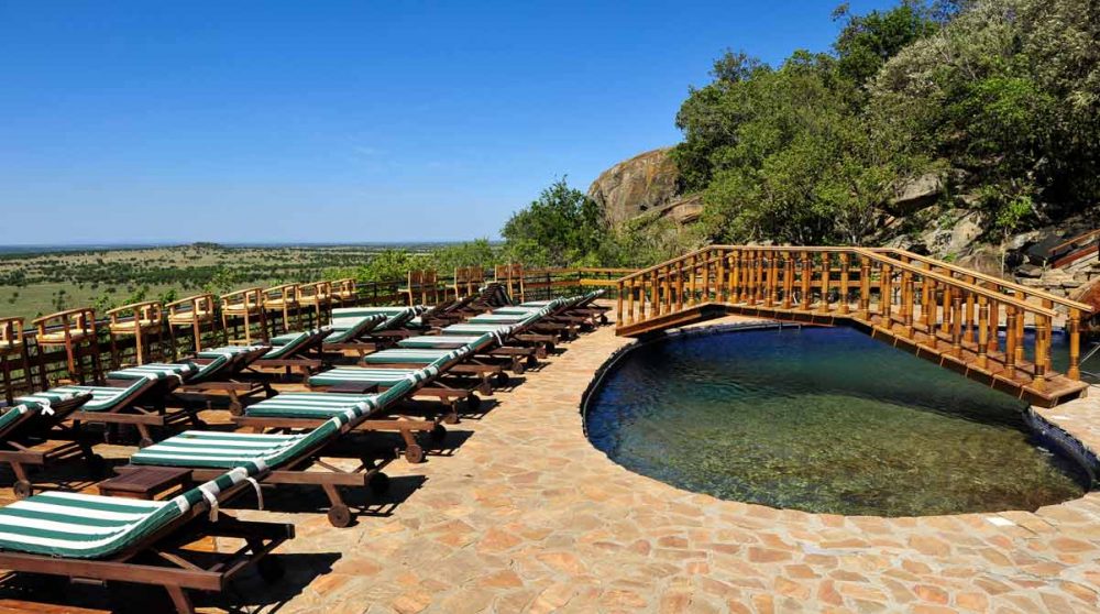 Autre vue de la piscine de l'hôtel dans le Serengeti