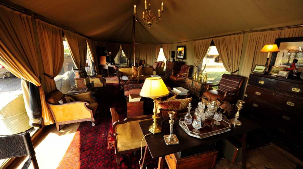 Salon du camp dans le Serengeti