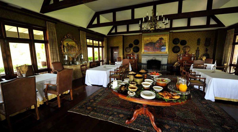 Table pour le petit-déjeuner dans le Serengeti