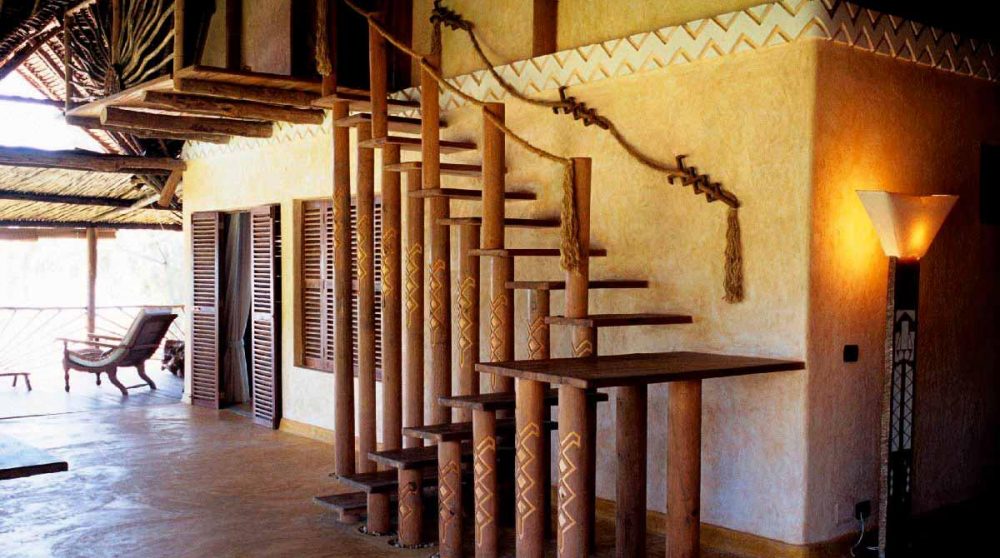 Escalier en bois menant aux chambres à Mombasa