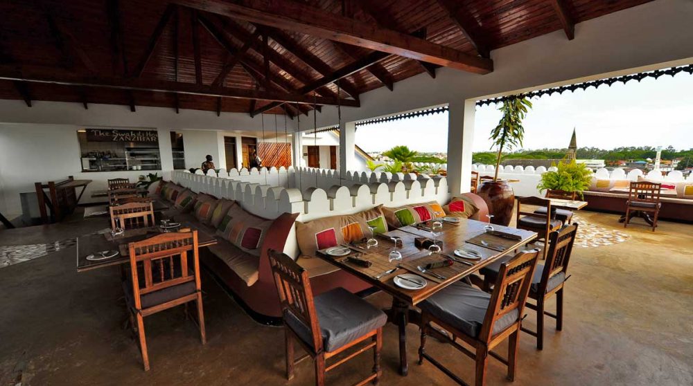 Le restaurant sur la terrasse à Zanzibar