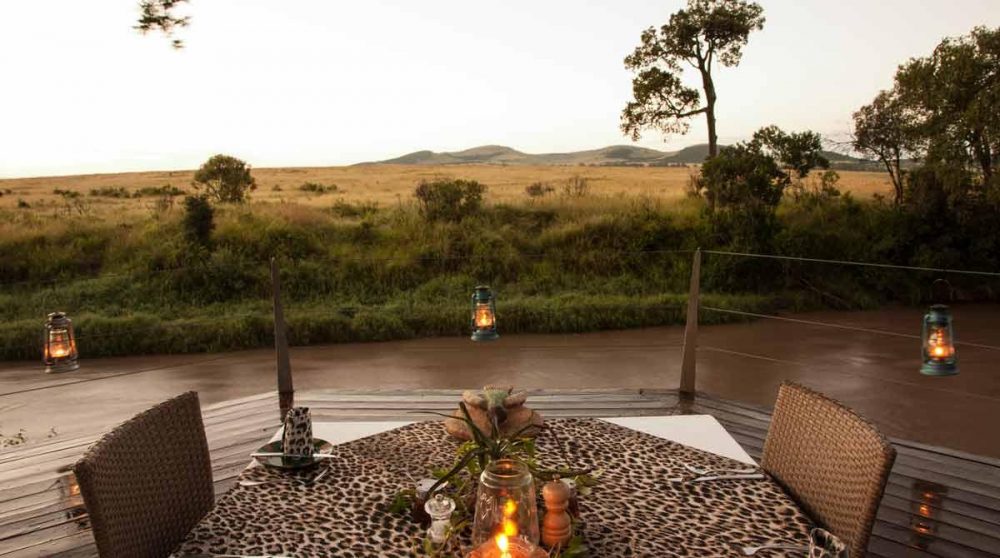Un dîner le soir au bord de la rivière