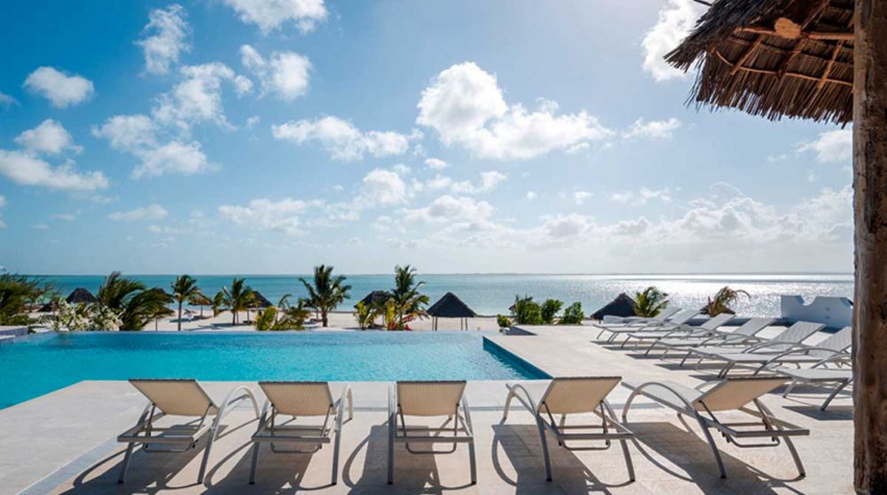 Chaises longues autour de la piscine