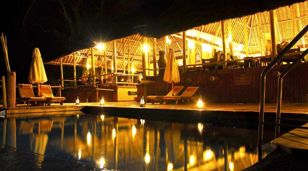 La piscine éclairée la nuit