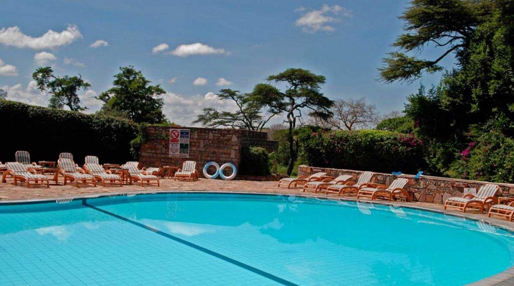 Chaises longues autour de la piscine