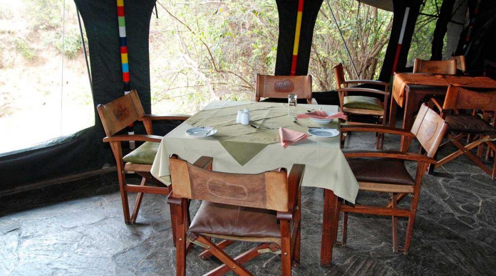 Une table avec vue sur la nature