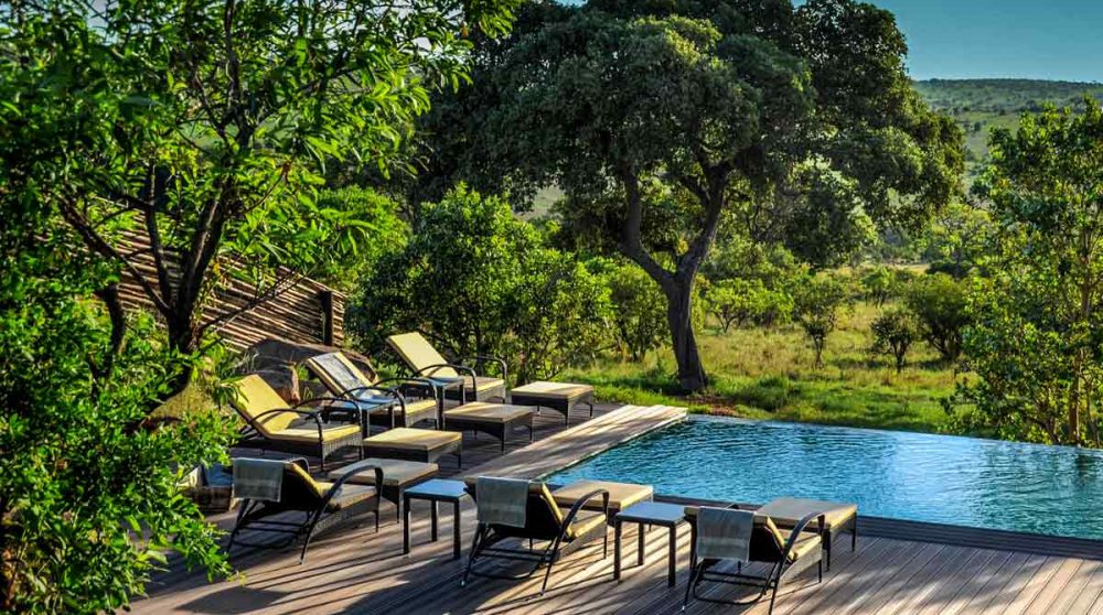 Chaises longues au bord de la piscine