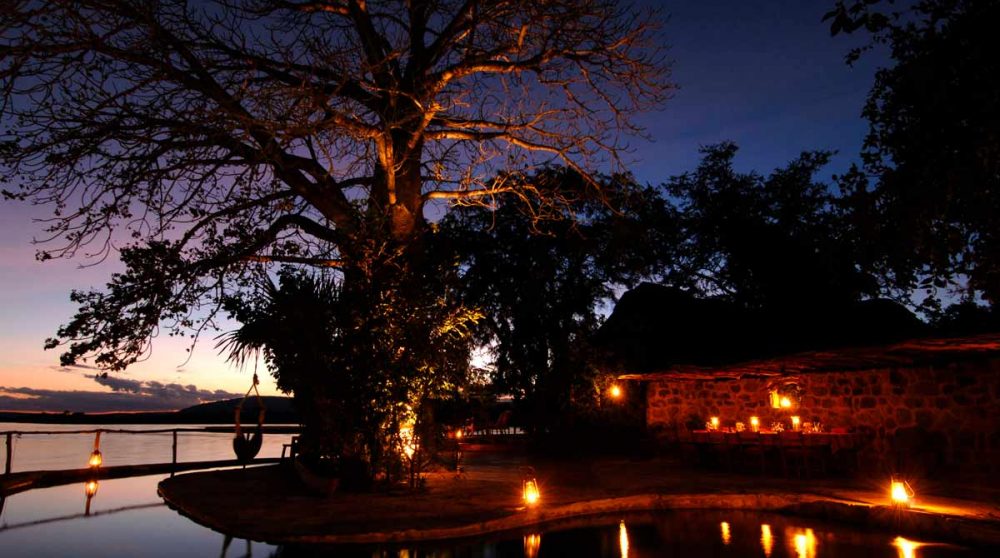 L'hôtel éclairé la nuit