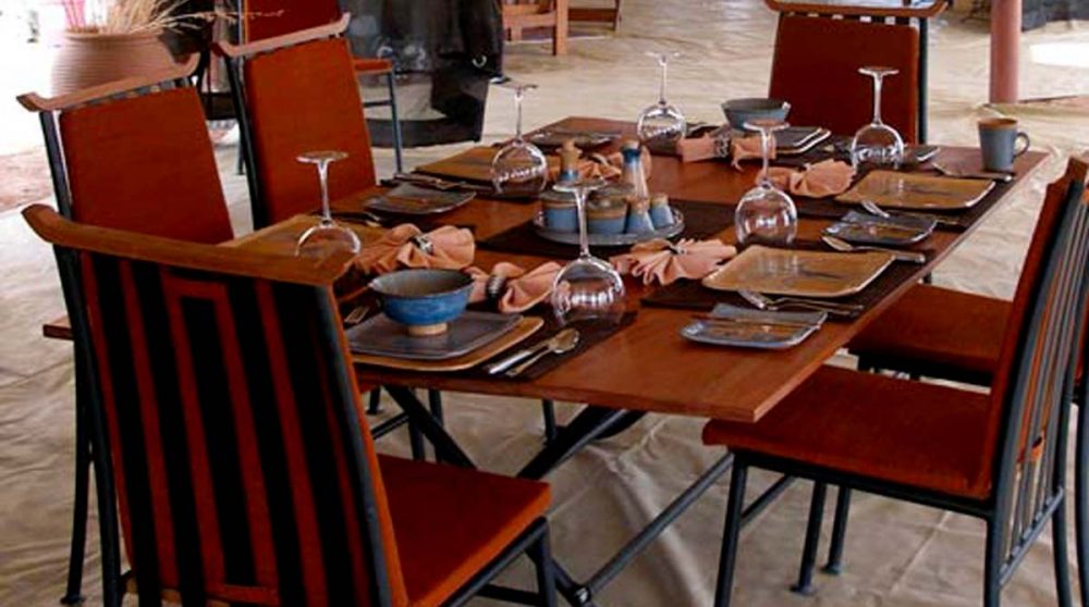 Jolie table dressée pour le déjeuner