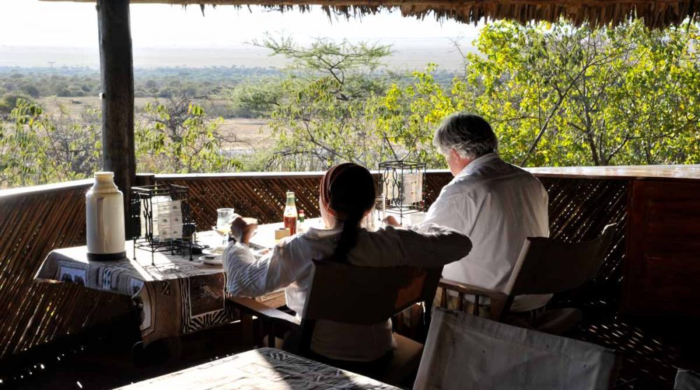 Déjeuner face à la nature au camp